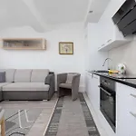Daire Modern In With View And Fan By Renters Varşova