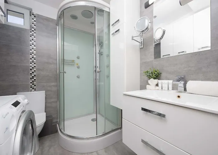 Modern In With View And Fan By Renters アパート