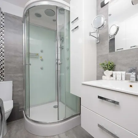 Modern In With View And Fan By Renters דירה